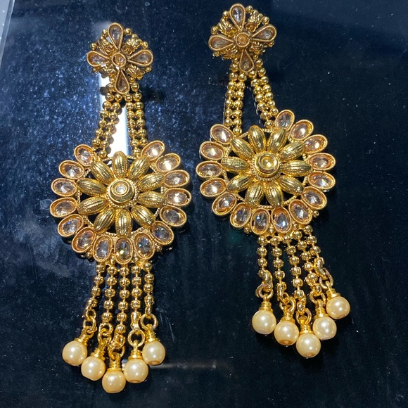 Absolutely stunning Jhumka Chandelier Earrings gold tone pearls gold stones - Picture 1 of 7